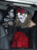 组图：希拉里-达芙化身艳丽复古骷髅 开心自称丧尸