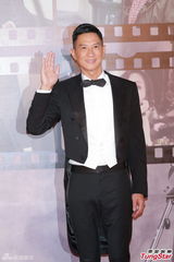 组图：张家辉黑燕尾服现身红毯 复古帅气