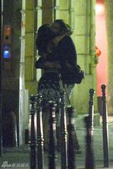 组图：德普前女友与发型师拥抱热吻