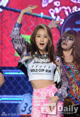 组图：SHINee复古亮相《冠军秀》4minute潮味足