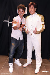 组图：谭咏麟杜丽莎演唱会因台风改期