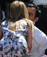 组图：安妮斯顿星光大道留名 与男友热吻