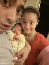 组图：陈龙自制MV庆爱子满月 宝宝大眼抢镜