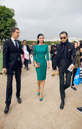 组图：姚星彤透视短裙看秀着装抢眼