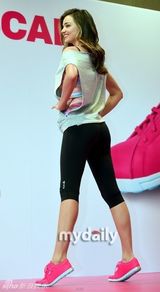 组图：米兰达可儿出席代言活动 运动装扮显身姿