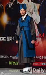 组图：《火之女神》发布 文根英着韩服端庄亮相