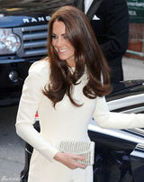 高清图：英国王妃凯特白色高开衩长裙端庄迷人