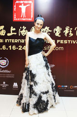 组图：于越黑天鹅装 高贵亮相上影节红毯