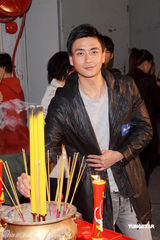 幻灯图：《读心神探》开机拜神 黄宗泽向往演警察