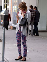 高清图：艾玛-罗伯兹街拍 开衫毛衣搭配花裤子