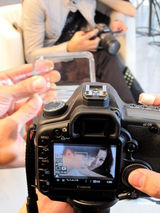 幻灯：邓健泓为新歌拍MV 搂两女高呼大受欢迎