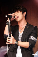 组图：汪东城生日蓝心湄送香吻 曝其“到处睡”