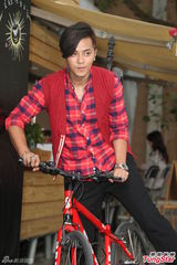 组图：罗志祥度假晒出黝黑肌肤 涨身价谢星爷