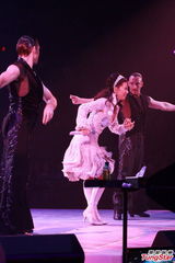 组图：叶倩文一家三口合唱 林青霞素颜到场欣赏