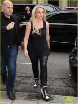 组图：31岁布兰妮日换两装手臂粗壮