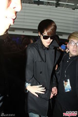 高清组图：韩星金宇彬抵台 保镖护驾一分钟快闪