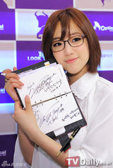 组图：T-ara清纯亮相粉丝签名会 白衬衫配仔裤