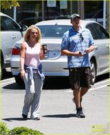 组图：布兰妮穿破洞装素颜出行 男友恩爱相随