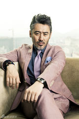 组图：吴秀波封面大片 潮叔卖萌严肃双面