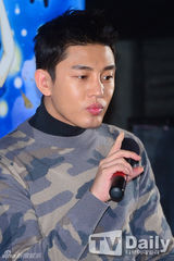 组图：刘亚仁郑有美宣传《卫星女孩和奶牛》