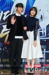 组图：权相佑珉豪等亮相《医学团队》发布会