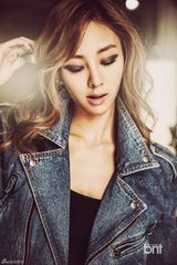 组图：韩歌手G.NA时尚写真演绎性感朋克风