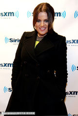 组图：卡黛珊三姐妹做客电台录制圣诞特别节目