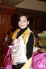 组图：邝美云做义工派发大米福袋 与老人共话家常