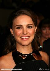 组图：波特曼助阵导演工会奖 黑裙优雅格外迷人