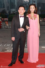 组图：杜汶泽显绅士派头 薛凯琪着粉红色长裙