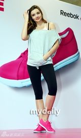 组图：米兰达可儿出席代言活动 运动装扮显身姿