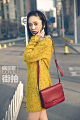 明星爱街拍：陈乔恩化身俏丽OL 穿早春装秀美腿