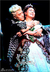 组图：金俊秀眼线妆帅气亮相《伊丽莎白》首演