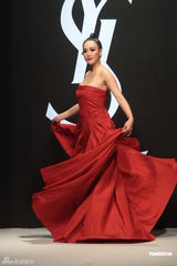 组图：钟丽缇台湾走秀 性感豹纹洋装搭配红唇