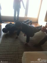 组图：林丹携伴郎团迎亲受阻 携手大跳四小天鹅