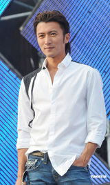 组图：谢霆锋千万代言护肤品 与钟舒漫齐齐北上掘金