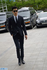 组图：张亮应邀出演韩剧 中韩男神见证跨国友谊