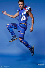 组图：韩庚杨幂合拍广告红白耀眼