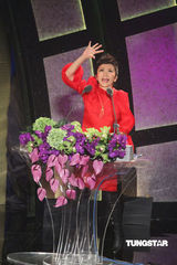 组图：金钟奖颁奖现场主持人陶晶莹红衣似火