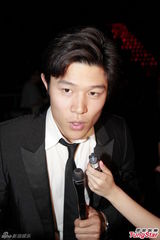 组图：日星铃木亮平宣传新片 与本裸男斗舞