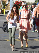 组图：小天后斯威夫特与戈麦斯相约出街