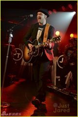 组图：贾斯汀音乐节酷帅开唱 绅士装扮叉腰傲娇