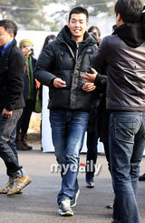 组图：韩星郑京浩入伍参军 与众粉丝握手道别