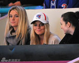 幻灯图集：林赛-罗韩携好友观看冰上曲棍球比赛