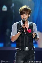 组图：谢霆锋献唱演唱会 蔡依林露胸垫上下走光