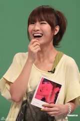 组图：歌手阿福录制节目献唱 敖犬与小昱争相表白