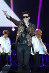 高清图：李敏镐北京曝私密档案 抛吻送拥抱