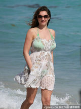 组图：凯莉布鲁克素颜踏浪 巨波荡漾雪纺裙飘逸