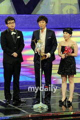 组图：韩老牌艺人获KBS大奖 李胜基宋钟基等助阵