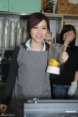 组图：邓紫棋改行做收银员 避谈绯闻男友林宥嘉